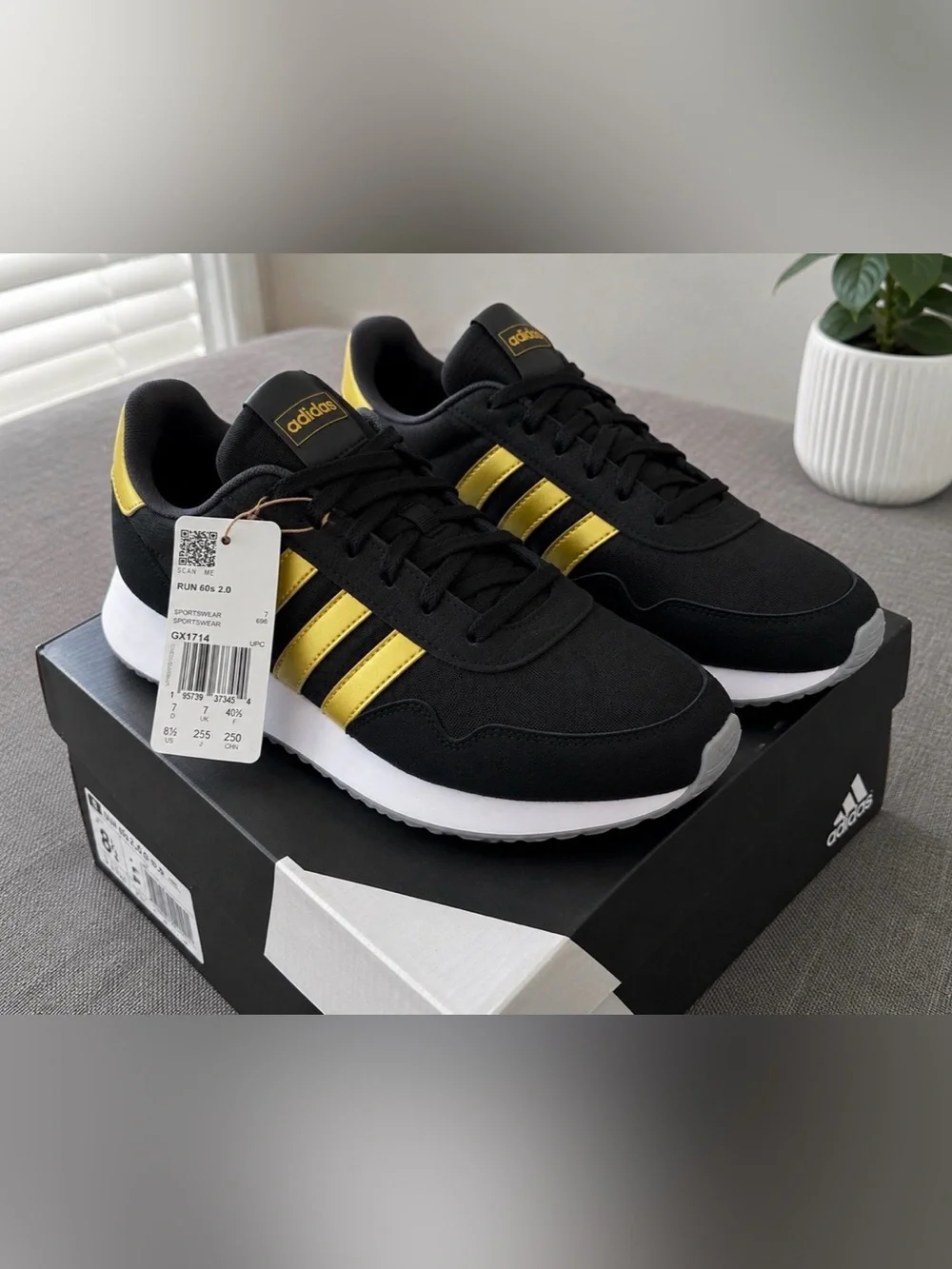 Adidas Run 60s 2.0 Black Gold Color Way Women’s 8.5 NWT Retro Sneakers new